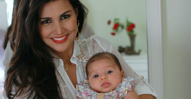 Ex-BBB Mariana Felício posa com sua  filha, Anita
