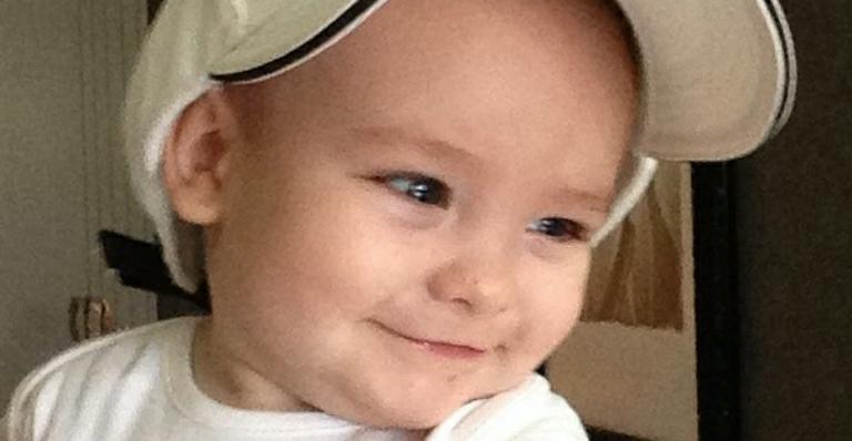 Alexandre Jr, filho de Ana Hickmann, “rouba” o boné do pai