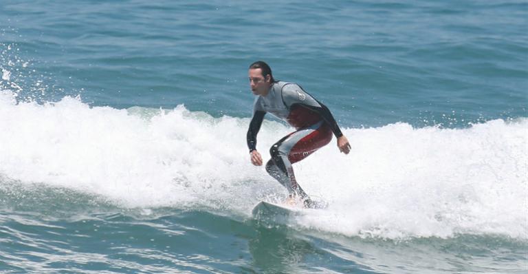 Rodrigo Santoro surfa em praia carioca
