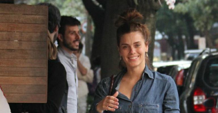 Sem make, Carolina Dieckmann almoça com amigos no Leblon