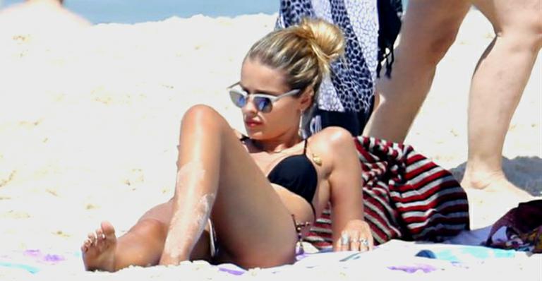 De biquíni, Yasmin Brunet exibe tatuagem em Ipanema