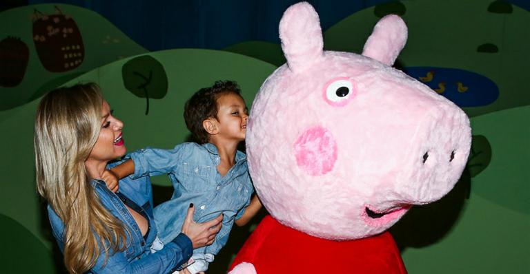Eliana leva o pequeno Arthur para espetáculo infantil