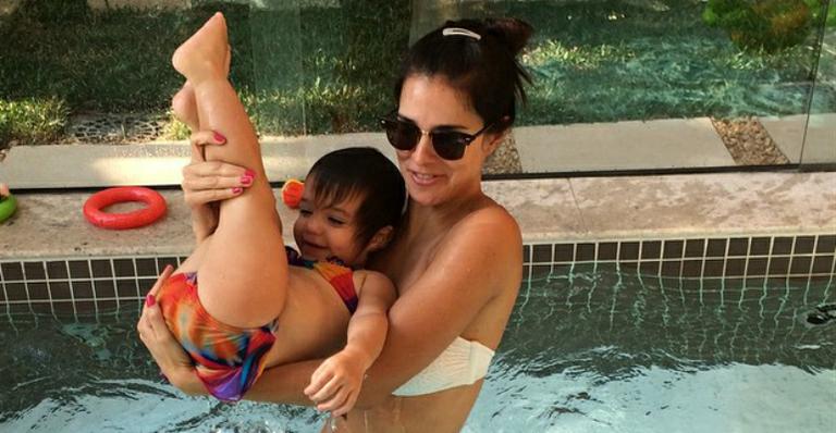 Na véspera de completar 39 anos, Vera Viel exibe corpão de biquíni