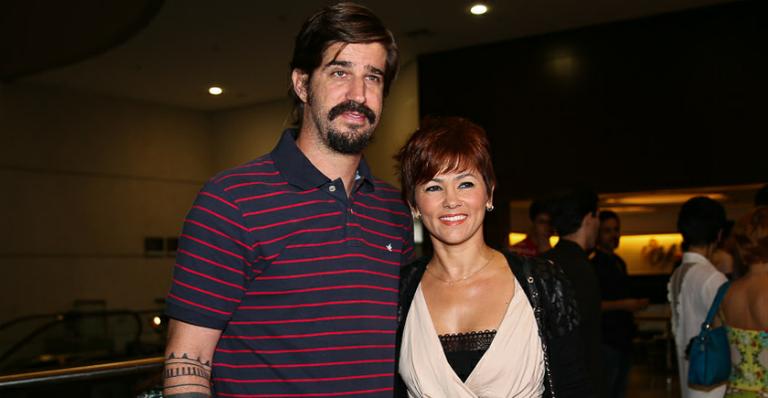 Suzana Alves exibe novo visual em noite teatral