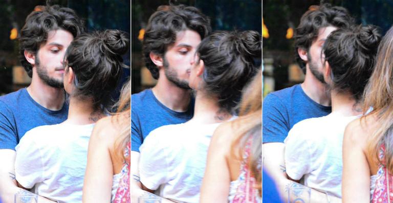 Chay Suede e Laura Neiva são flagrados aos beijos em São Paulo