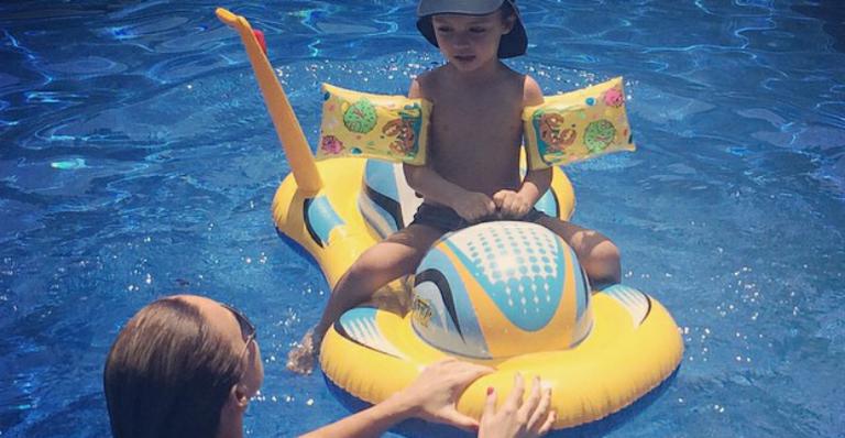 Eliana curte piscina com o filho: “Minha ginástica do dia”