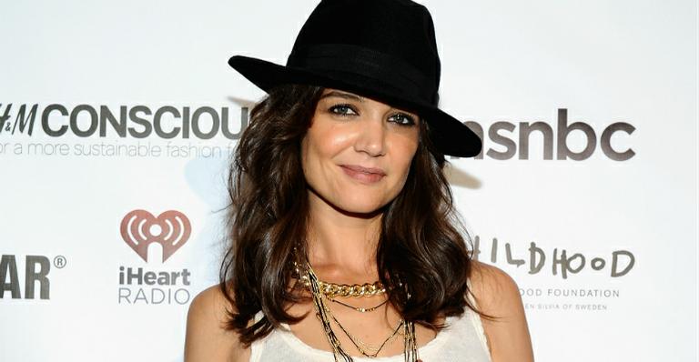 Katie Holmes publica foto fofa ao lado da filha
