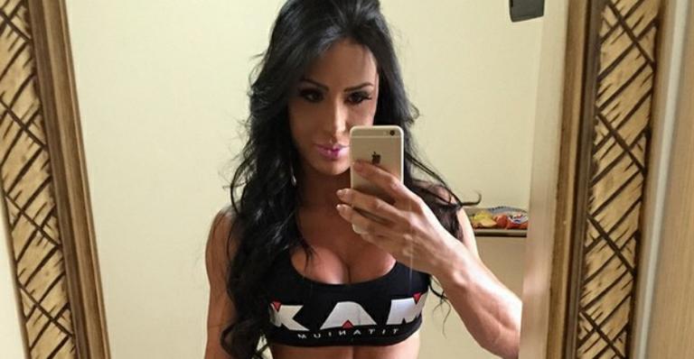 Gracyanne Barbosa mostra abdômen trincado durante treino