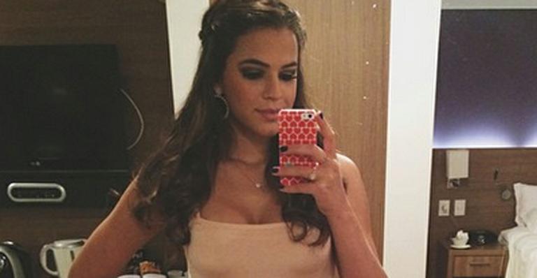 Bruna Marquezine usa camiseta sugestiva e se diz uma ‘romântica incurável’