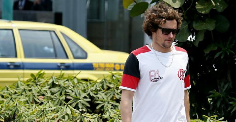 Lembra dele? Cantor Felipe Dylon reaparece passeando com cachorro no Rio
