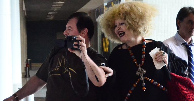 Com o visual extravagante, Elke Maravilha faz rara aparição e posa com fãs