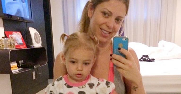 Que fofura! Sheila Melo publica foto da filha, Brenda,  de pijama