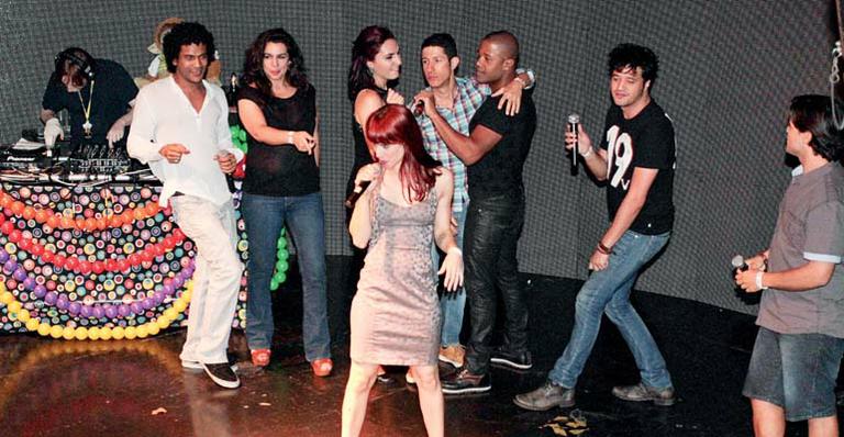 Mel Lisboa canta sucessos de Rita Lee em pocket show em festa paulistana