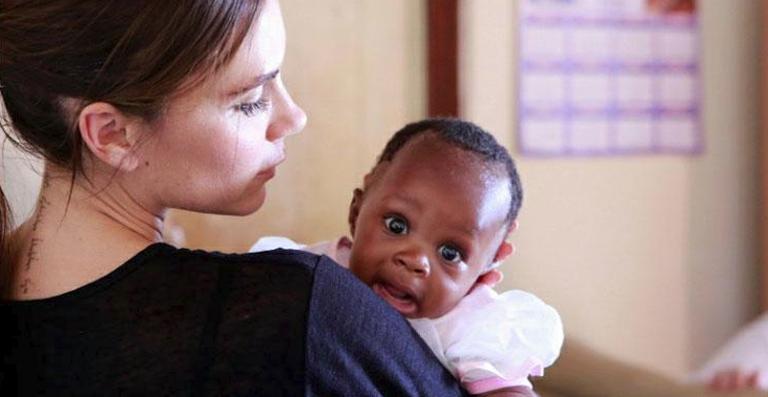Victoria Beckham faz a 1ª viagem como embaixadora da ONU