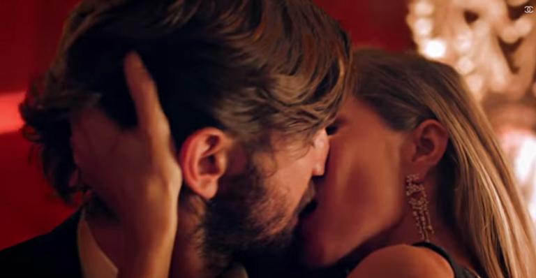 Gisele Bündchen beija ator de Game of Thrones na boca em nova campanha