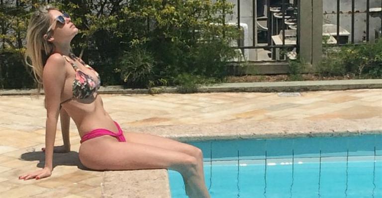 Bárbara Evans exibe corpão de biquíni: “Hora de relaxar”