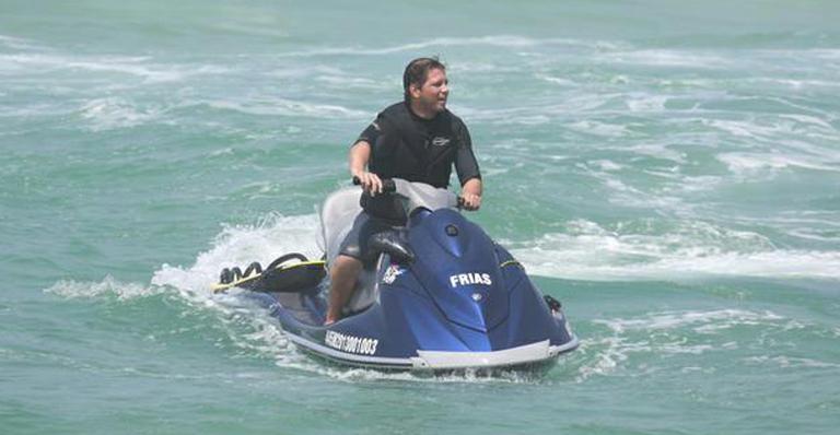 Dia de sol: Mário Frias curte praia e anda com a filha, Laura, de jet ski