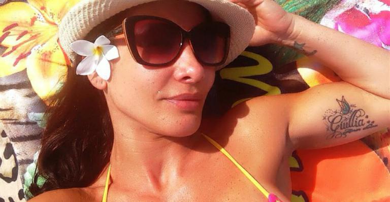 Aos 41, Scheila Carvalho exibe corpão de biquíni em Trancoso