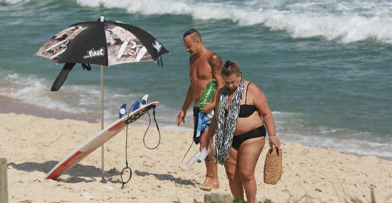 Paulo Vilhena curte praia no Rio com a mãe
