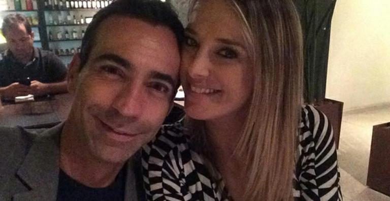 César Tralli tira selfie com Ticiane Pinheiro durante jantar