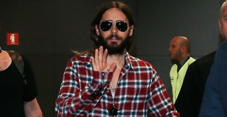 Jared Leto chega ao Brasil e causa tumulto