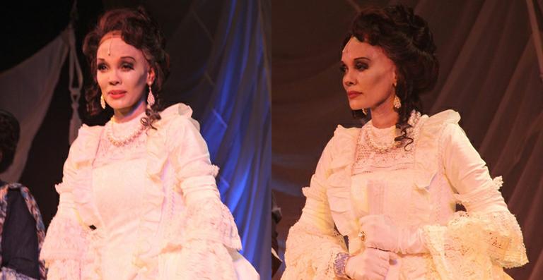 Isabel Fillardis surge quase irreconhecível na estreia do musical ‘Lapinha’