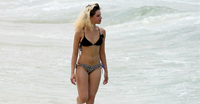 De biquíni, Bruna Linzmeyer mostra boa forma na orla carioca
