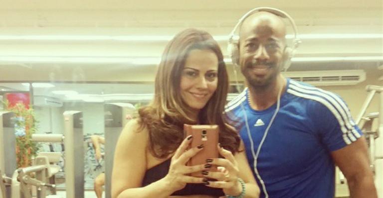 Com a barriguinha de fora, Viviane Araújo esbanja boa forma na academia