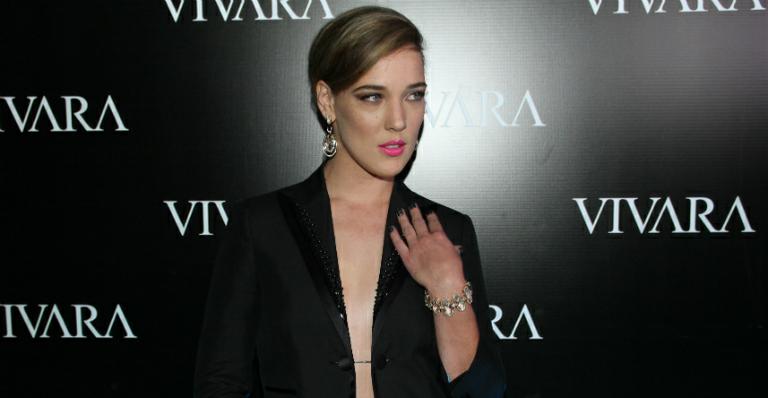 Adriana Birolli capricha no decote para evento badalado
