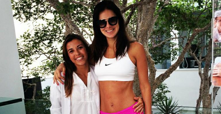 Aos 39, Vera Viel exibe barriguinha sarada de top branco