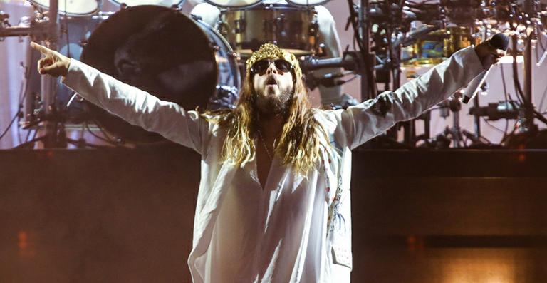 Jared Leto agita os fãs durante show em SP