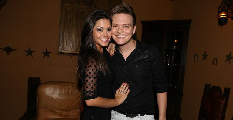 Recém-casados, Michel Teló e Thais Fersoza mostram alianças em show