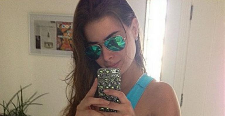 Rayanne Morais volta a mostrar cintura super fina e diz: “Não tem artifício”