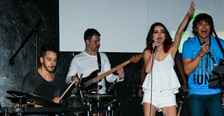 Manu Gavassi e Junior Lima dividem o palco em show