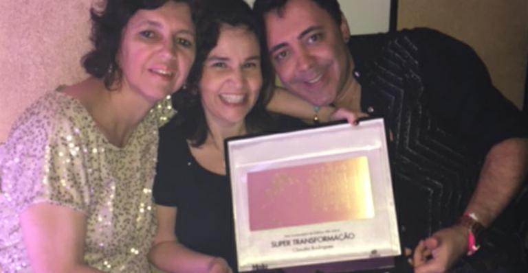 Afastada da TV, Claudia Rodrigues ganha prêmio de superação