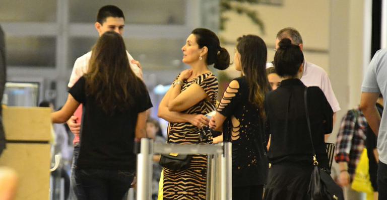 Fátima Bernardes curte passeio com os filhos trigêmeos