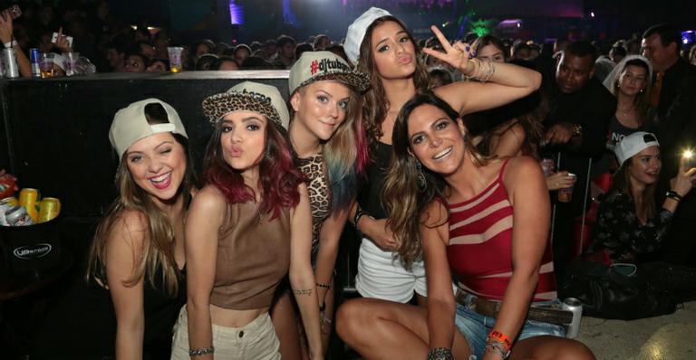Bruna Marquezine se esbalda em festa funk com amigas no Rio