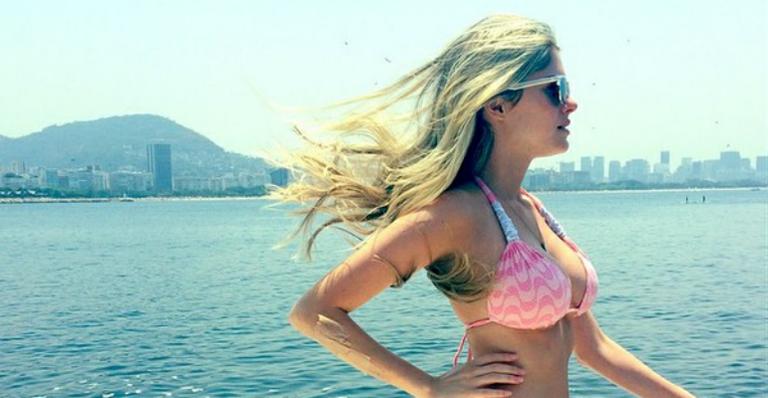 Sequinha, Bárbara Evans tira foto da balança e conta quanto pesa aos seguidores