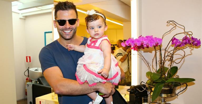 Henri Castelli e a filha participam de evento em São Paulo