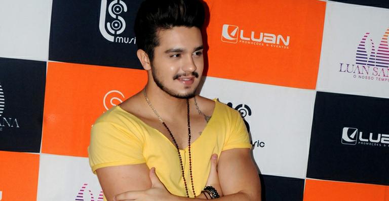 Luan Santana posta foto sem camisa e agita fãs no Instagram