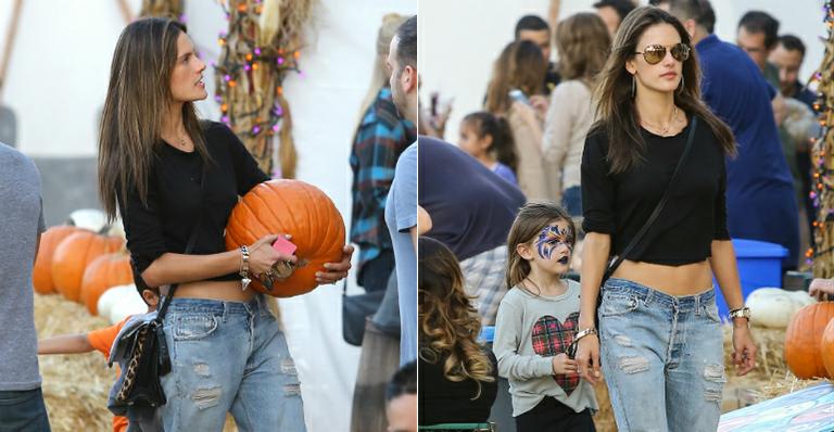 Alessandra Ambrosio escolhe abóboras com os filhos para o Halloween