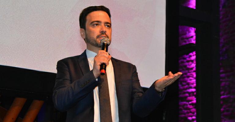 Sucesso em Dubai, autor de Alto Astral tem desafio de levar adiante sinopse escrita por outra pessoa