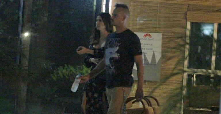 Paulinho Vilhena e Thaila Ayala são vistos juntos no Rio de Janeiro