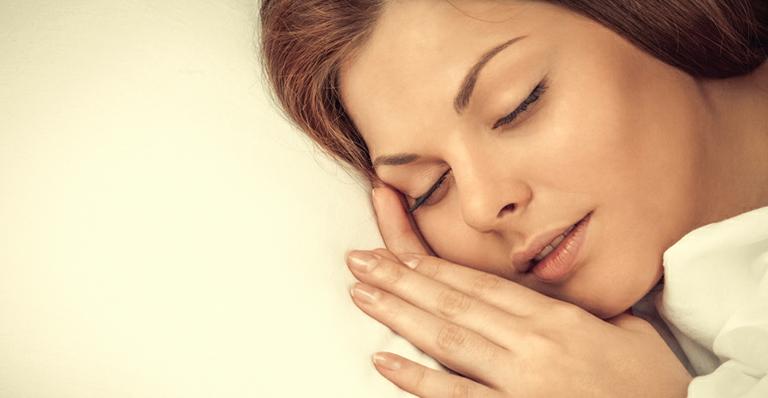 Sabia que o tipo do lençol influencia seu sono? Veja dicas para dormir melhor no calor
