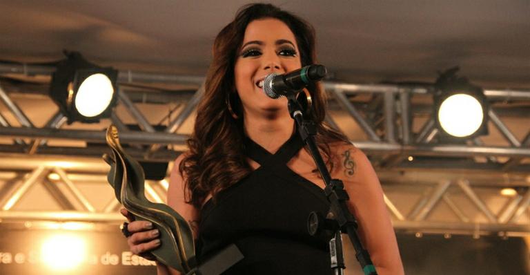 Anitta é homenageada em prêmio de música