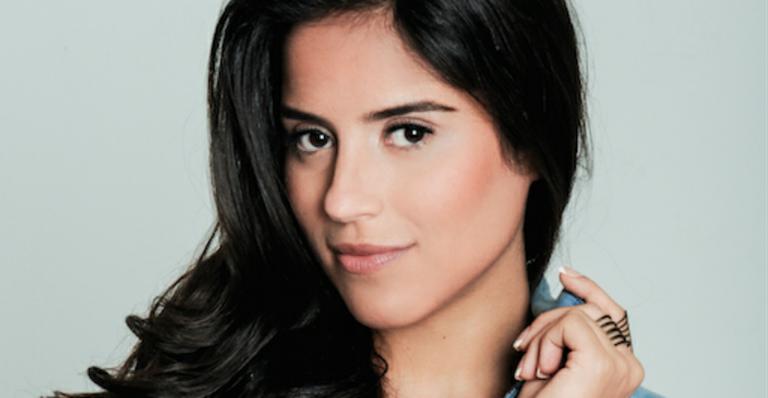 Camilla Camargo posa na cama de baby doll e ganha elogios