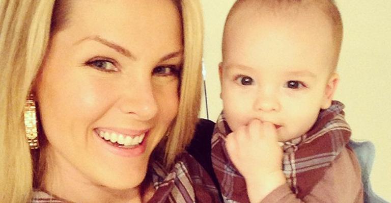 Fofura: Ana Hickmann combina look com o filho