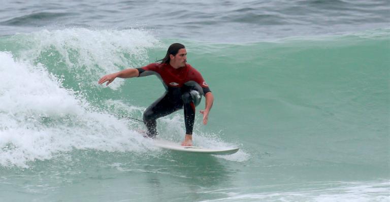 Rômulo Neto capricha nas manobras de surfe em praia no Rio