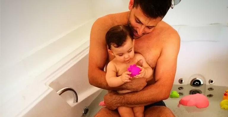 Henri Castelli aparece em foto tomando banho com a filha