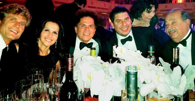 Com vips, Romero Britto ganha bolo surpresa em seu aniversário